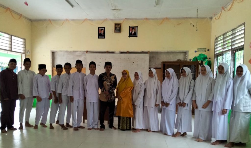 Penyuluh Agama Islam KUA Rokan IV Koto Gelar Pembinaan Karakter Remaja di SMPN 8 IV Koto Desa Tibawan