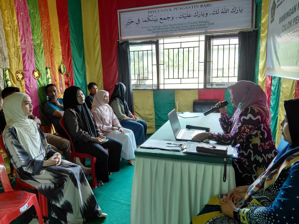 Kepala Puskesmas Rokan IV Koto Berikan Materi Kesehatan Reproduksi pada Bimbingan Perkawinan di KUA Rokan IV Koto