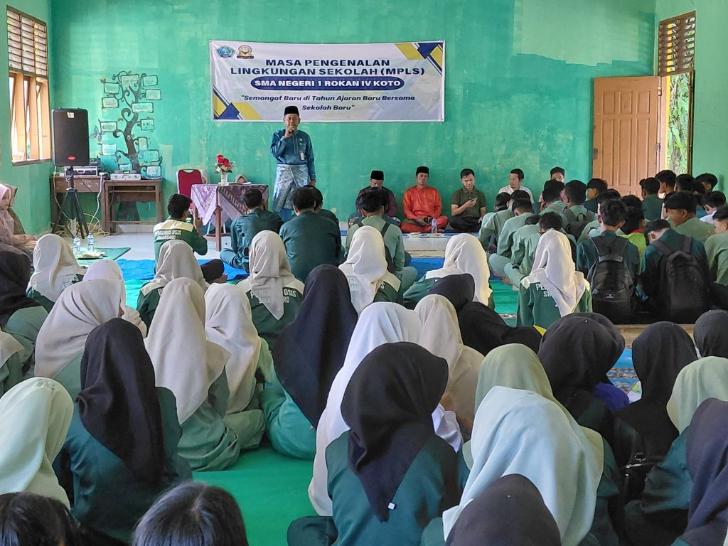 KUA Rokan IV Koto Perkuat Pembinaan Remaja melalui Program KUA Goes to School di SMAN 1 Rokan IV Koto