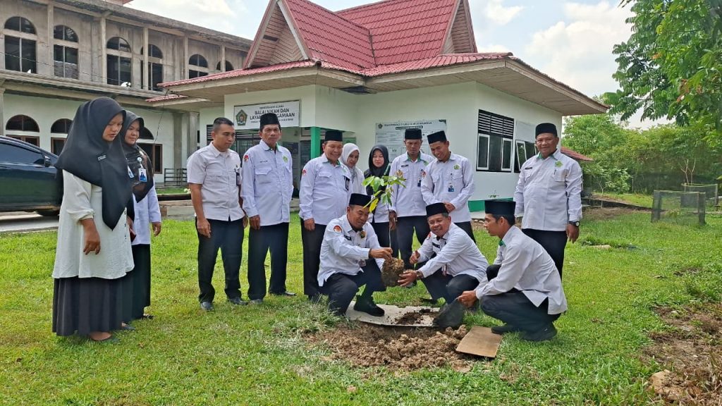 Kepala Kantor Kementerian Agama Kabupaten Rokan Hulu Kunjungi KUA Rokan IV Koto, Tanam Pohon Matoa Wujudkan Implementasi Ekoteologi