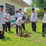 Kasubbag TU Kementerian Agama Kabupaten Rokan Hulu Tanam Pohon Matoa di KUA Rokan IV Koto sebagai Implementasi Ekoteologi