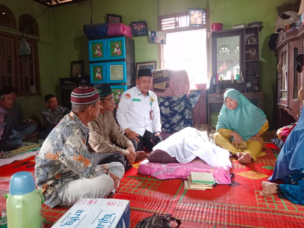 Kepala KUA Rokan IV Koto Beserta Staf Takziah ke Rumah Duka Orang Tua Penyuluh Agama